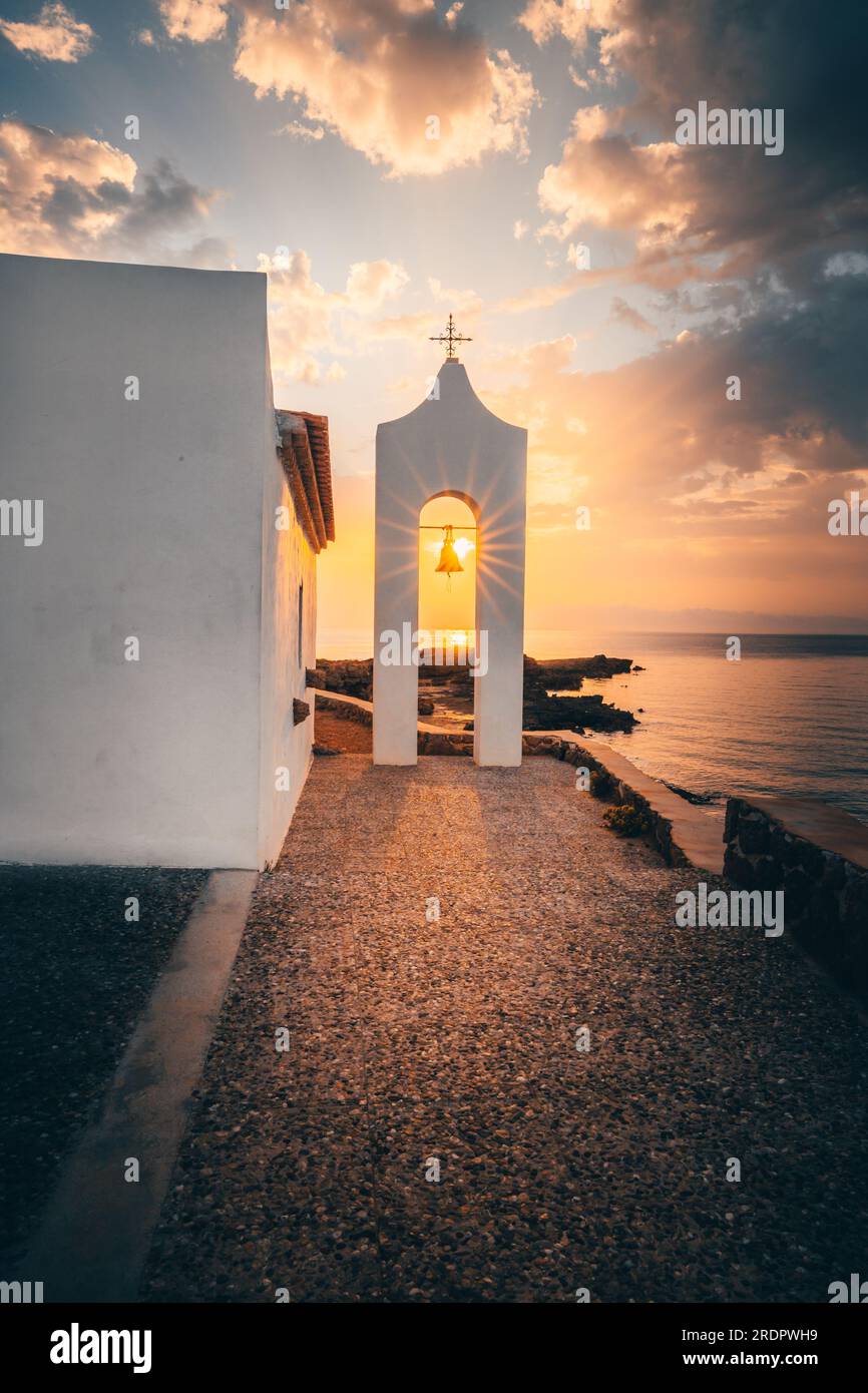 Agios Nikolaos una bellissima piccola chiesa greca bianca, cattolica e triangolare sul mare e su San Nicholas Beach di Zante Foto Stock