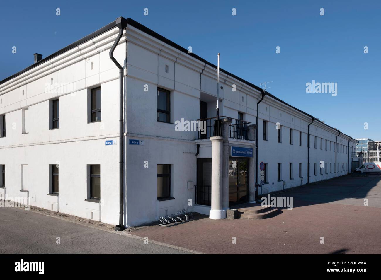 Ex edificio dell'Ammiragliato (Admiraliteedi ärimaja) sul porto di Tallinn, attualmente utilizzato per altri scopi Foto Stock