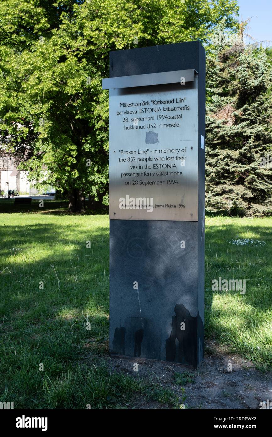 Targa appartenente al monumento "linea rotta" in memoria dei passeggeri che hanno perso la vita nella catastrofe del traghetto in Estonia nel 1994 Foto Stock
