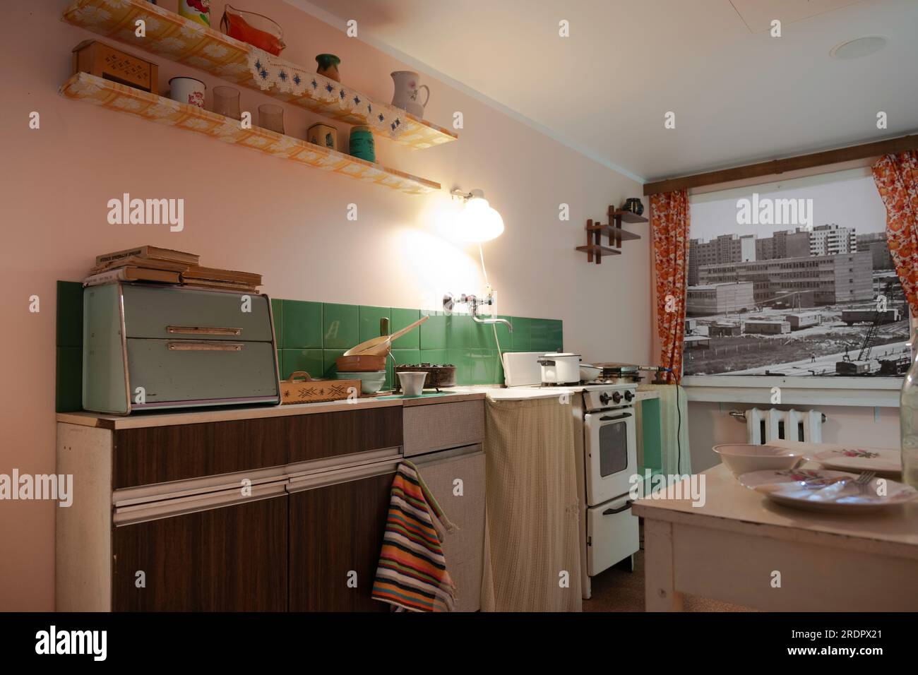 Museo Vabamu delle occupazioni e della libertà. Sala da pranzo e cucina ricostruite nel solito appartamento sovietico Foto Stock