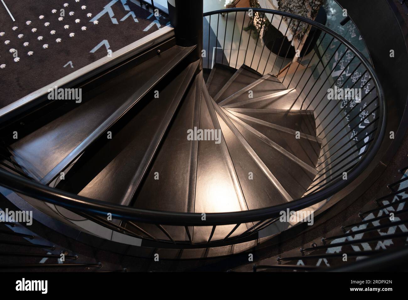 Museo Vabamu delle occupazioni e della libertà. Scala a chiocciola che conduce ai diversi piani Foto Stock