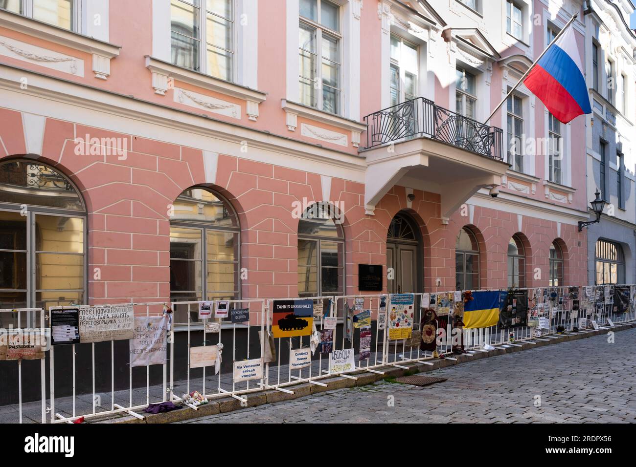 Proteste di fronte all'ambasciata russa a Tallinn con la bandiera russa che sventola. Striscioni e poster sono appesi alle recinzioni perché i russi hanno invaso l'Ucraina Foto Stock