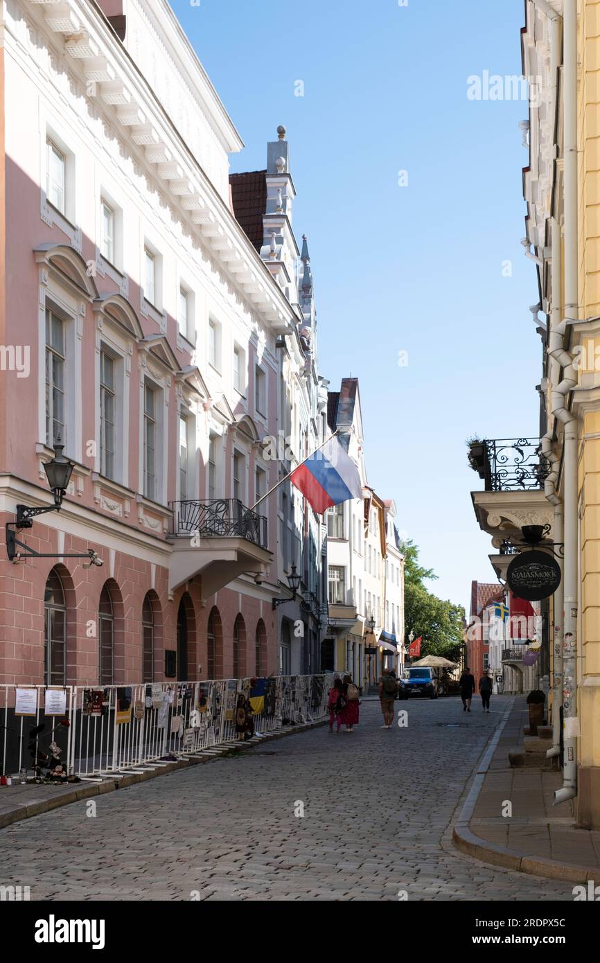 Proteste di fronte all'ambasciata russa a Tallinn con la bandiera russa che sventola. Striscioni e poster sono appesi alle recinzioni perché i russi hanno invaso l'Ucraina Foto Stock