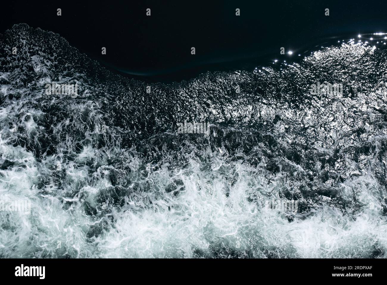Le onde di prua di una nave con schiuma sull'acqua del mare. Spruzzi d'acqua. Vista dall'alto Foto Stock
