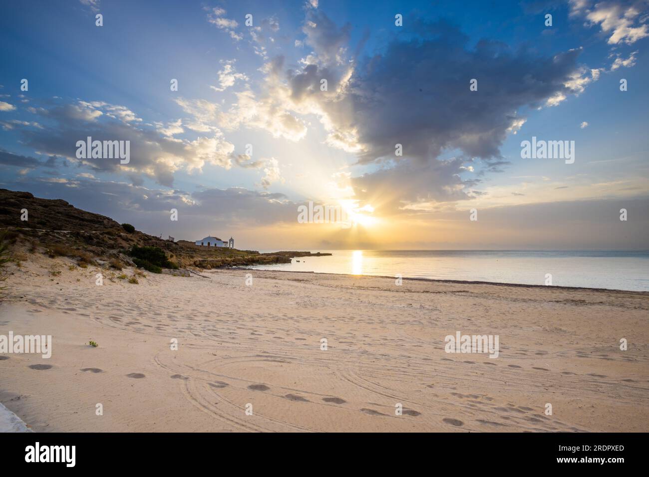 Agios Nikolaos una bellissima piccola chiesa greca bianca, cattolica e triangolare sul mare e su San Nicholas Beach di Zante Foto Stock
