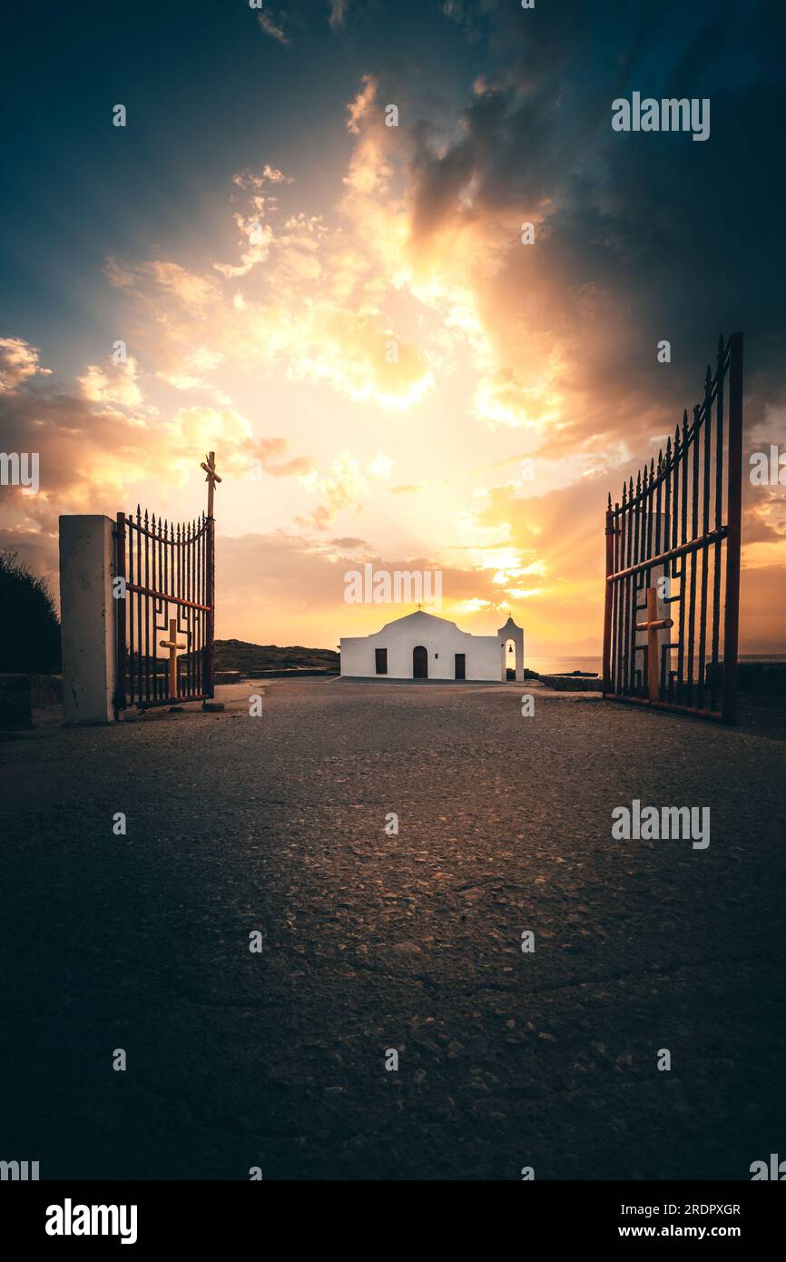 Agios Nikolaos una bellissima piccola chiesa greca bianca, cattolica e triangolare sul mare e su San Nicholas Beach di Zante Foto Stock