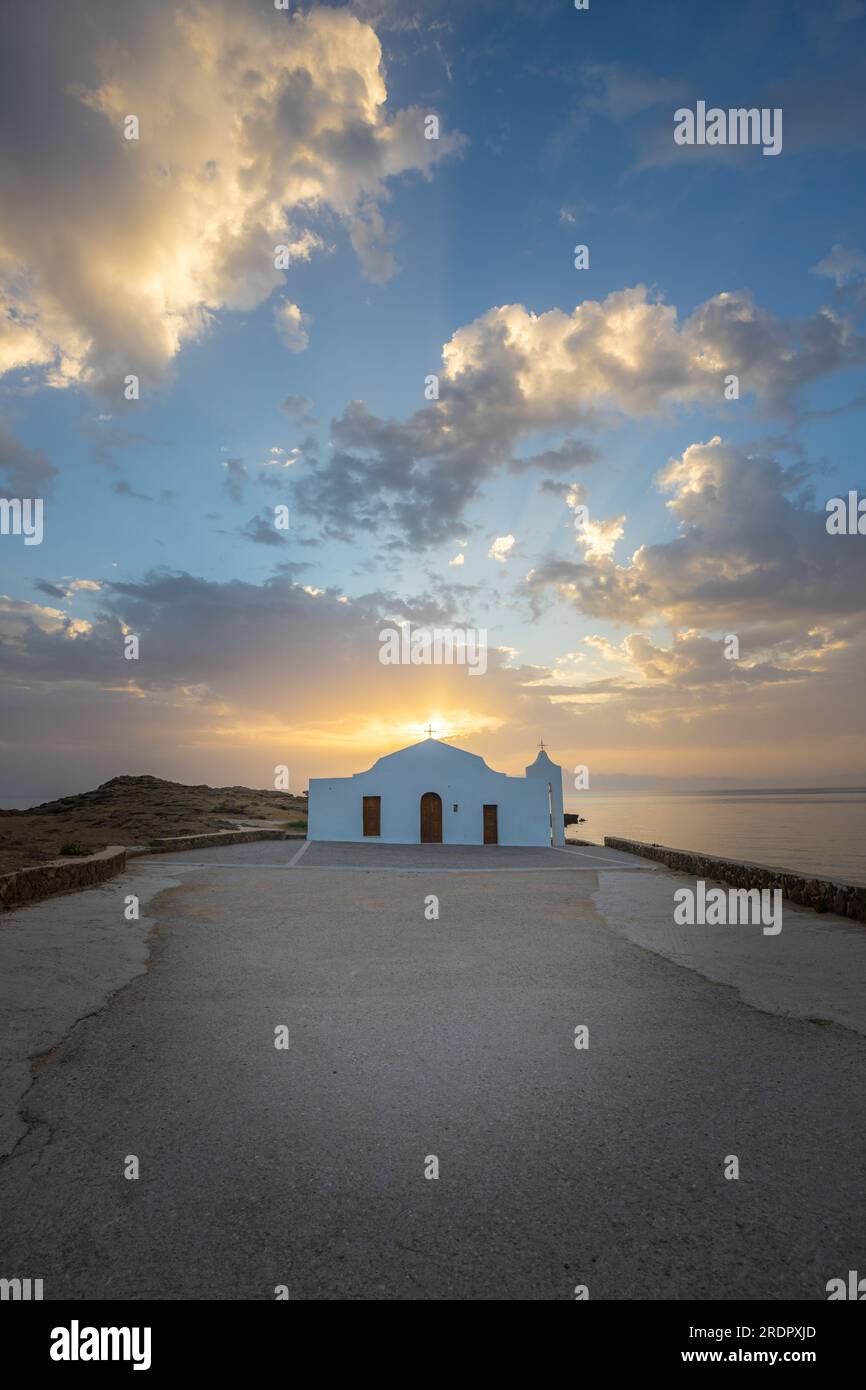 Agios Nikolaos una bellissima piccola chiesa greca bianca, cattolica e triangolare sul mare e su San Nicholas Beach di Zante Foto Stock