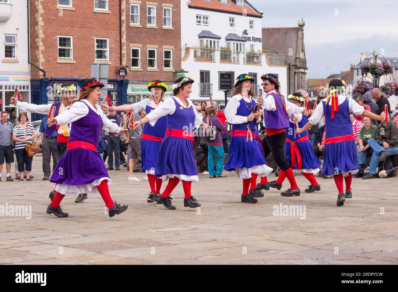 Slubbing Billy's morris ballerini che ballano alla Whitby Folk Week Foto Stock