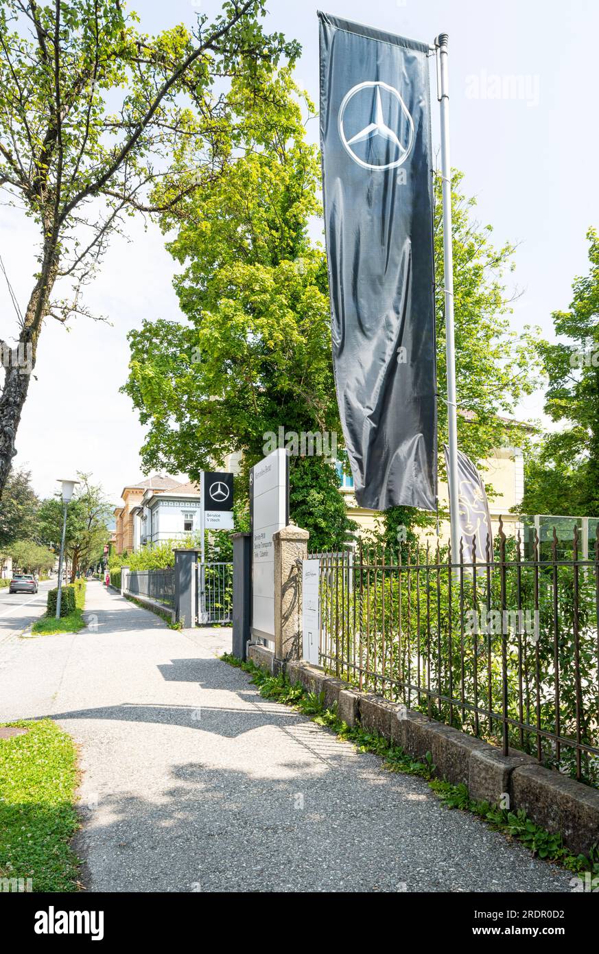 Villach, Austria. 18 luglio 2023. Una bandiera con il simbolo Mercedes Benz sull'ingresso di una concessionaria di auto nel centro della città Foto Stock