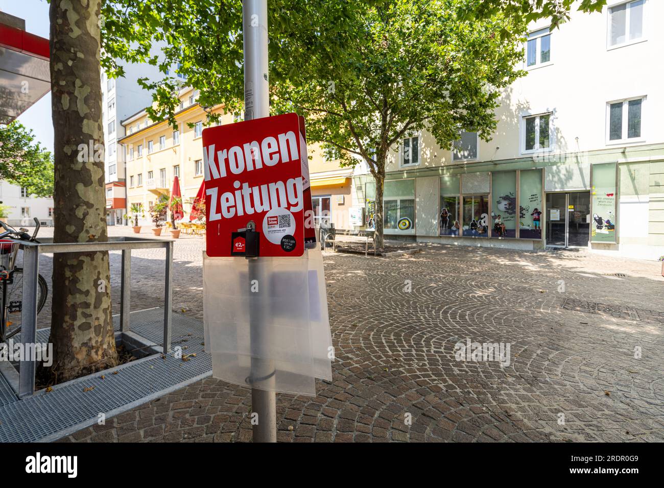 Villach, Austria. 18 luglio 2023. Veduta di un distributore del quotidiano austriaco Kronen Zeitung su un palo di una strada nel centro della città Foto Stock