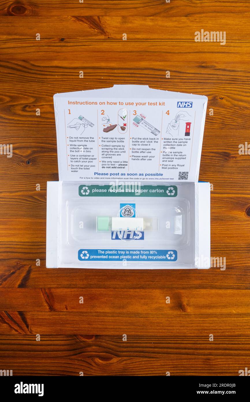 Kit per test di screening per cancro intestinale NHS Foto Stock