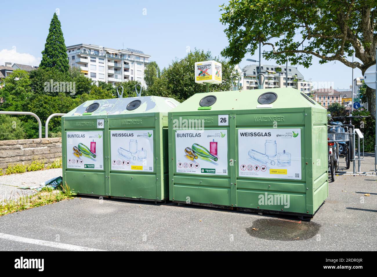 bidoni pieni di rifiuti con carta spazzatura Foto stock - Alamy