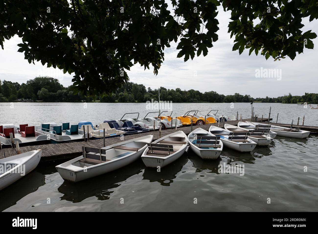 23 luglio 2023, bassa Sassonia, Göttingen: Barche a remi e pedalò sono ormeggiate in un molo sul lago Kiessee di Göttingen. Foto: Swen Pförtner/dpa Foto Stock
