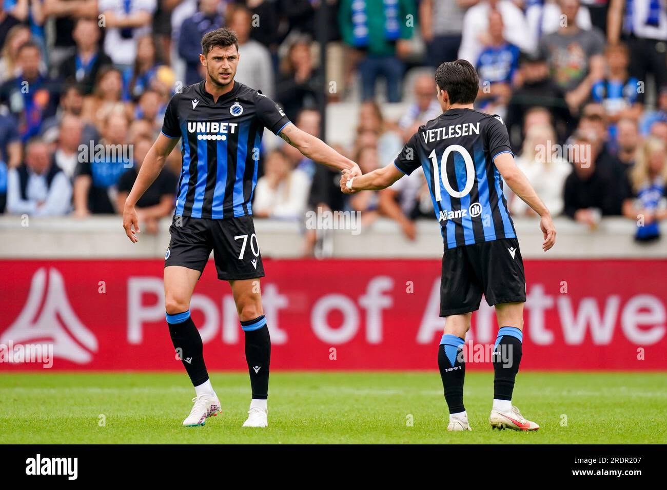 Brugge, Belgio. 22 luglio 2023. BRUGGE, BELGIO - 22 LUGLIO: Roman Yaremchuk del Club Brugge KV interagisce con Hugo Vetlesen del Club Brugge KV dopo la partita amichevole pre-stagionale tra il Club Brugge KV e AZ Alkmaar al Jan Breydelstadion il 22 luglio 2023 a Brugge, Belgio (foto di Joris Verwijst/ Orange Pictures) credito: Orange Pics BV/Alamy Live News Foto Stock