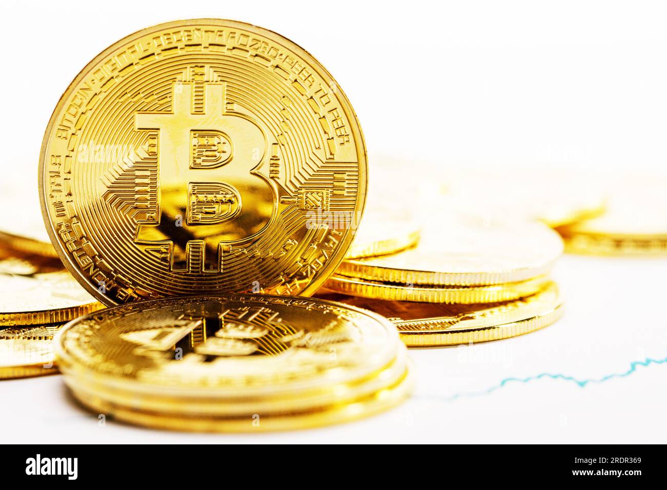Monete d'oro con segno di bitcoin e grafico di tasso isolato su sfondo bianco Foto Stock