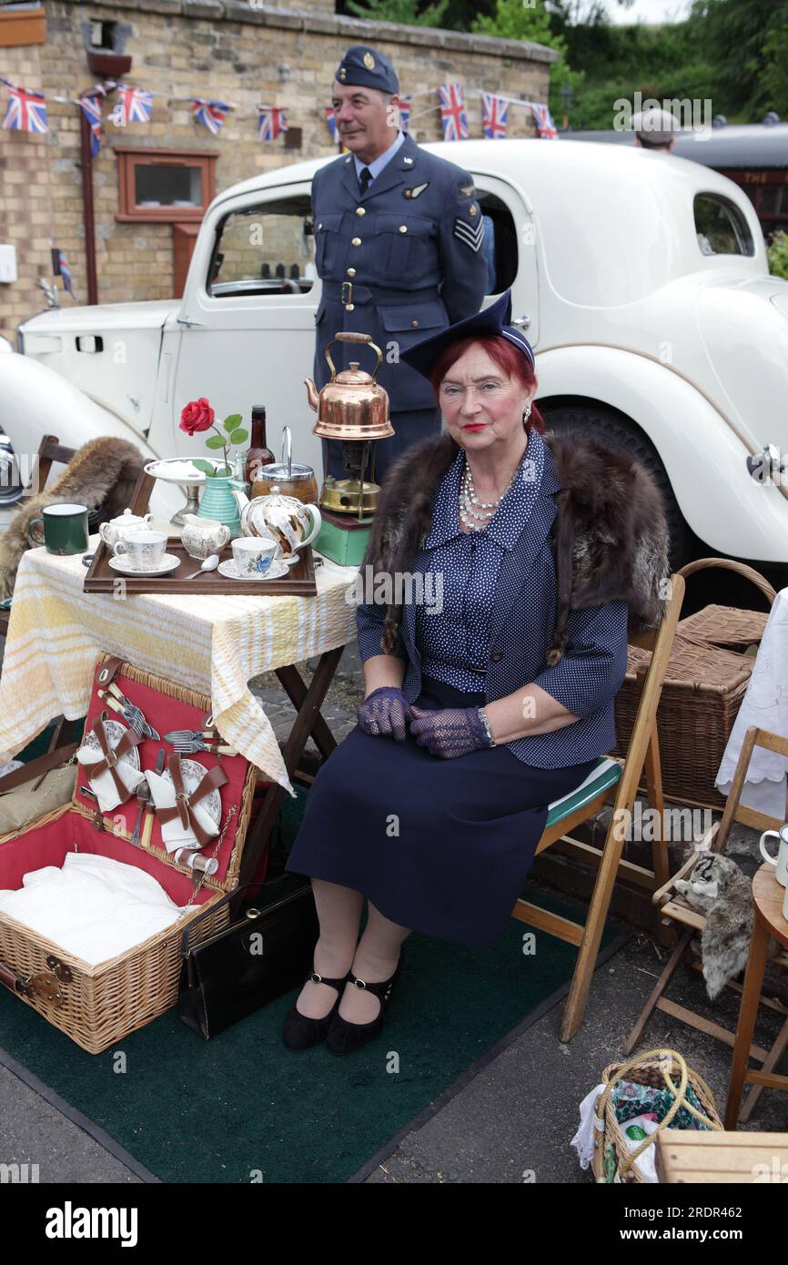 Le delizie del codice di abbigliamento degli anni '1940 che si vedono qui alla stazione di Arley durante l'evento annuale della Severn Valley Railway degli anni '1940/ Foto Stock