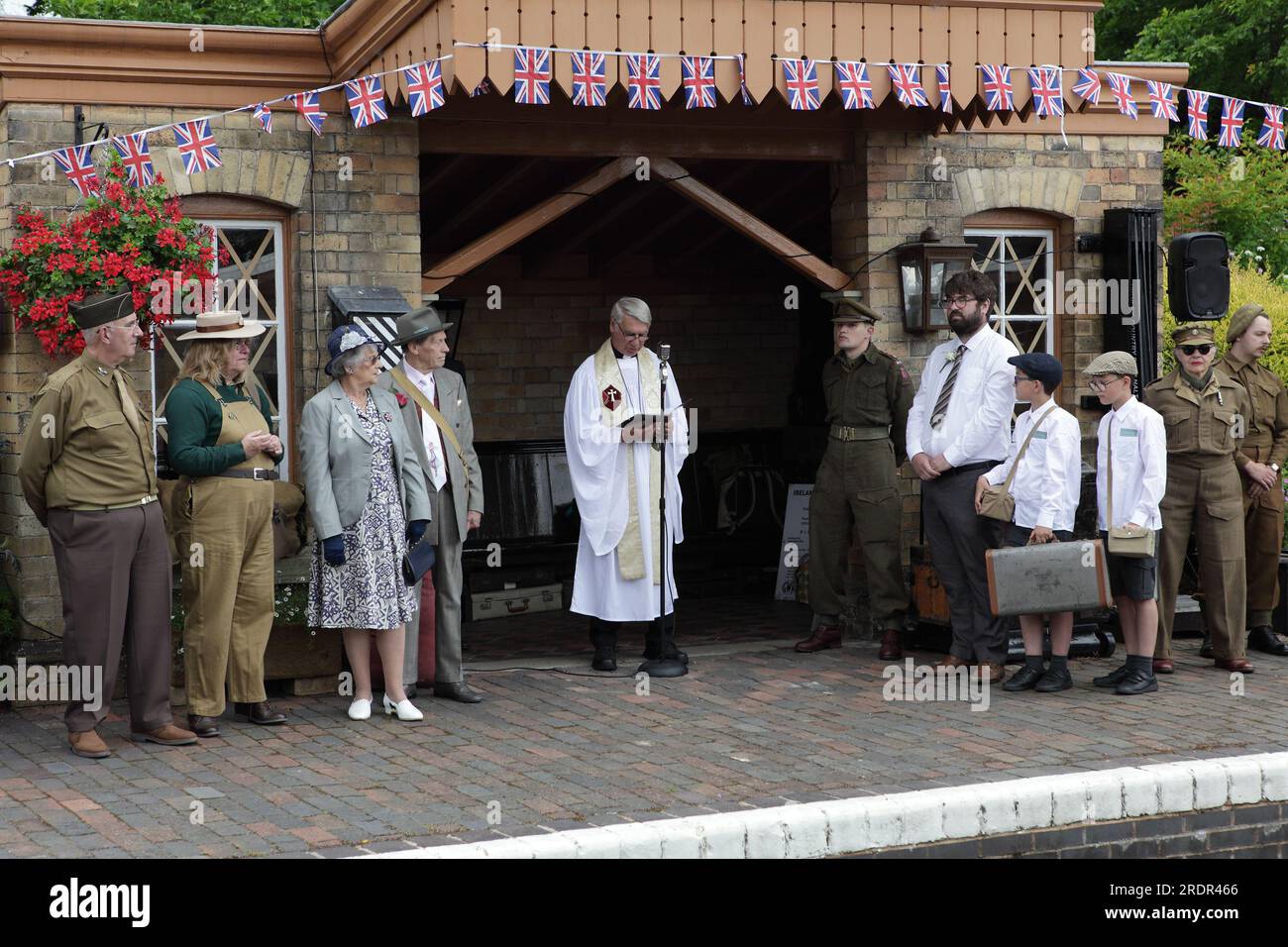 Un finto servizio religioso è svolto sulla piattaforma della stazione di Arley nello Shropshire. Foto Stock