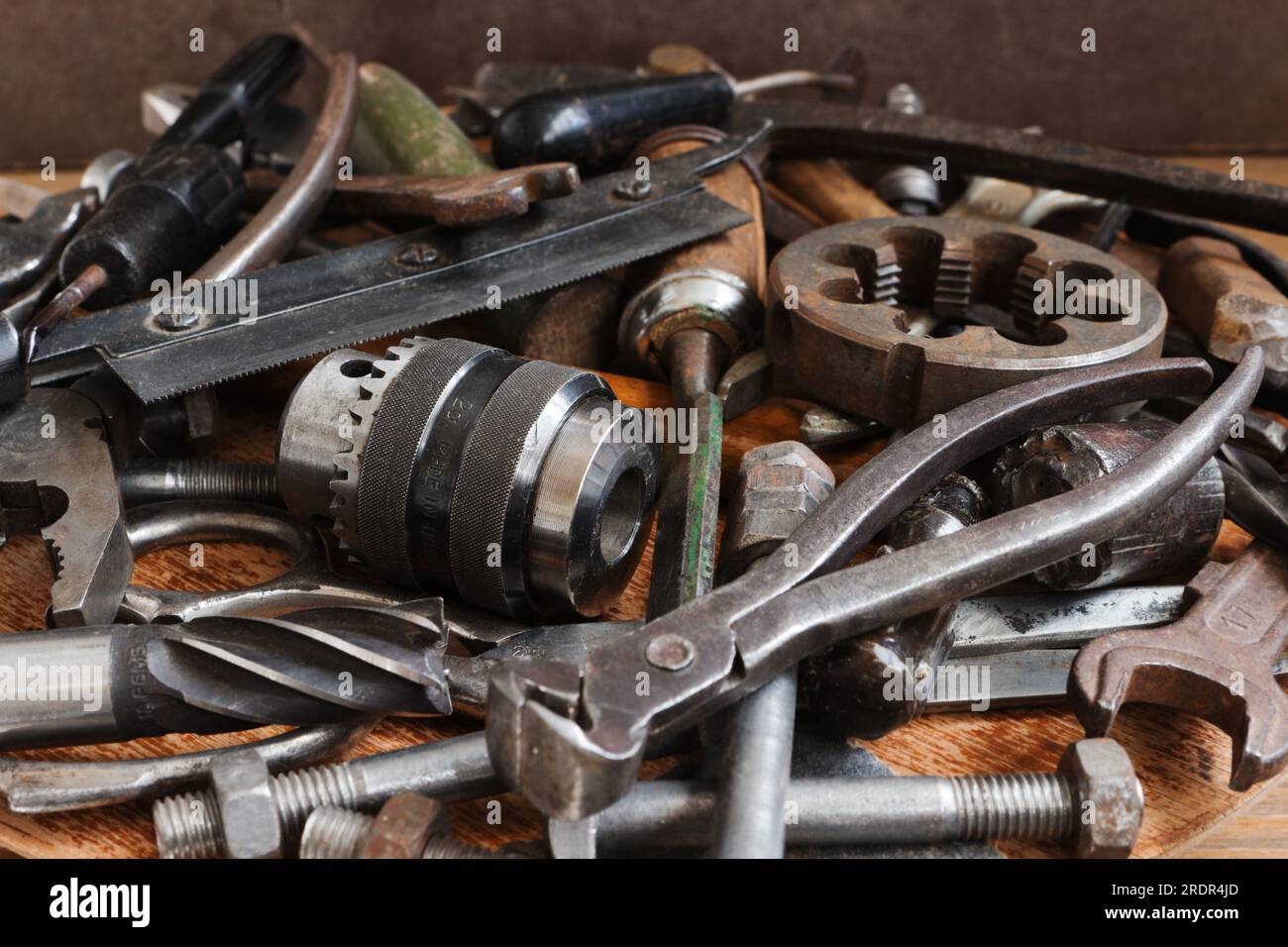 Vari utensili in metallo per lavori di montaggio e torneria Foto Stock