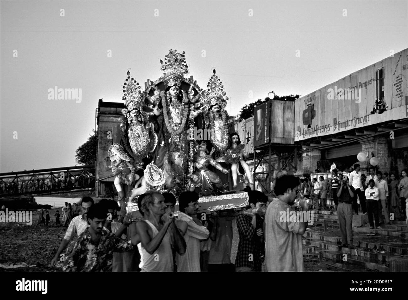 Vecchia immagine vintage in bianco e nero degli anni '1900 della dea indiana Durga immersione fiume Hoogly Calcutta Calcutta Bengala Occidentale India Foto Stock