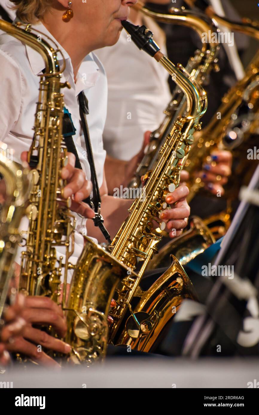 Primo piano del gruppo di sassofoni al concerto Foto Stock