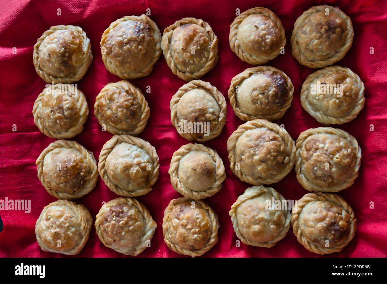 Primo piano di un vassoio di panadine, piccoli e gustosi antipasti al forno della Sardegna Foto Stock
