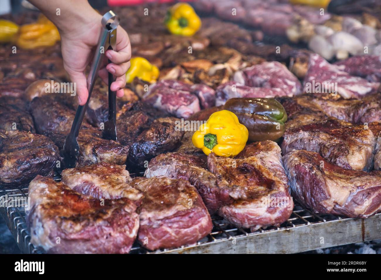 Vista della carne con peperoni arrostiti su un grande grill Foto Stock