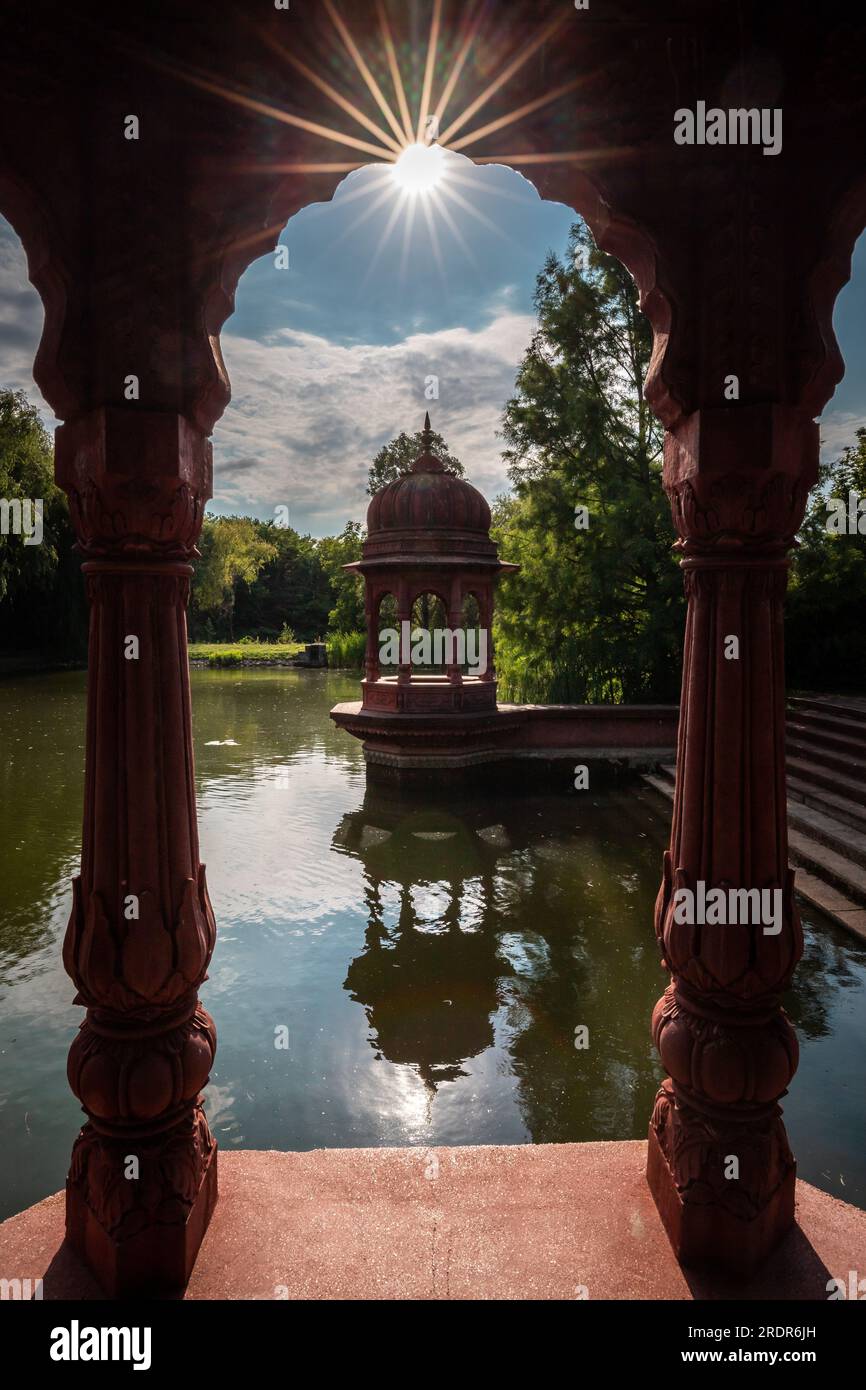 Somogyvamos sul lago Balaton in Ungheria, pagoda rossa nella valle di Krishna sul lago Balaton Foto Stock