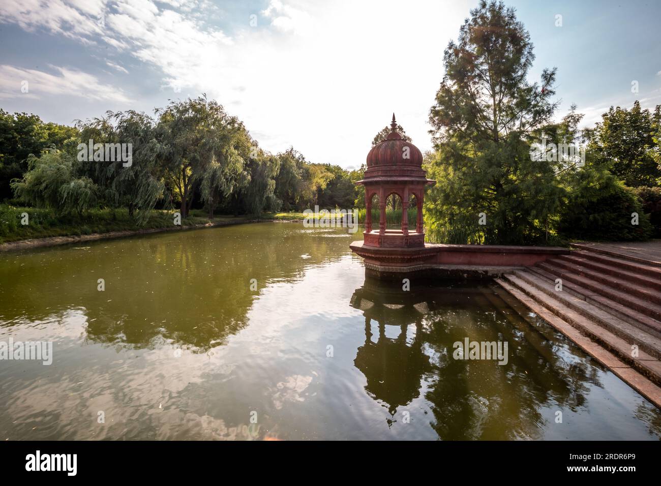 Somogyvamos sul lago Balaton in Ungheria, pagoda rossa nella valle di Krishna sul lago Balaton Foto Stock