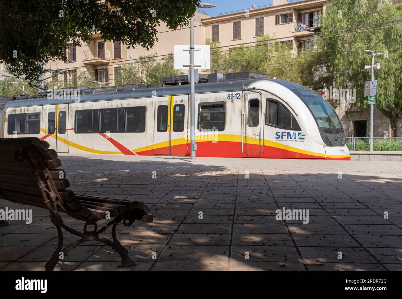 Manacor, Spagna; 15 luglio 2023: Treno della società municipale SFM, parcheggiato alla stazione ferroviaria nella città di Maiorca di Manacor, Spagna Foto Stock