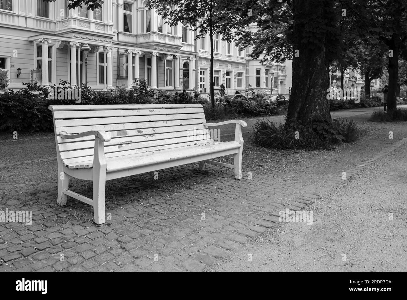 Vista di una splendida panchina bianca presso il parco pubblico di Poppelsdorf a Bonn, Germania, in bianco e nero Foto Stock