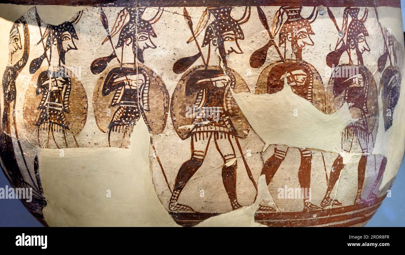 Dettaglio di un grande vaso krater miceneo che raffigura uomini che vanno in guerra con armature complete, casco, corazza, ciccioli, scudi e lance, da t Foto Stock