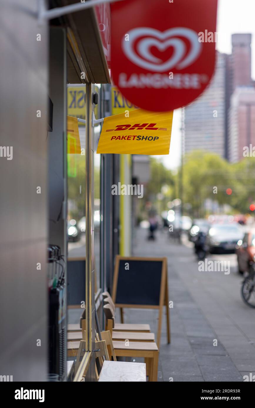 DHL Packet Kiosk a Colonia in una calda giornata estiva Foto Stock