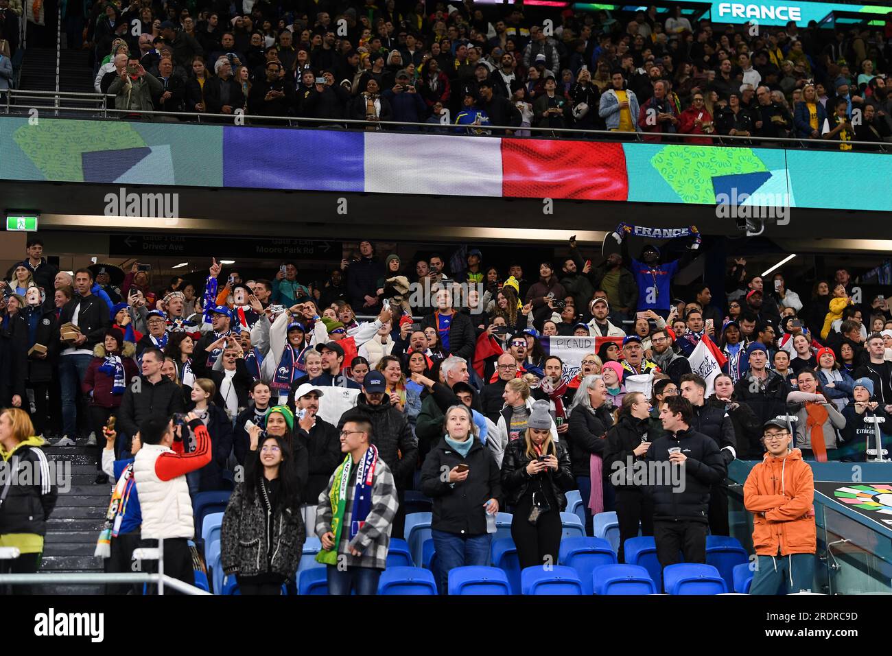 Sydney, Australia, 23 luglio 2023. I tifosi francesi si schierano con l'inno nazionale durante la partita di calcio della Coppa del mondo femminile tra Francia e Giamaica all'Allianz Stadium il 23 luglio 2023 a Sydney, in Australia. Crediti: Steven Markham/Speed Media/Alamy Live News Foto Stock