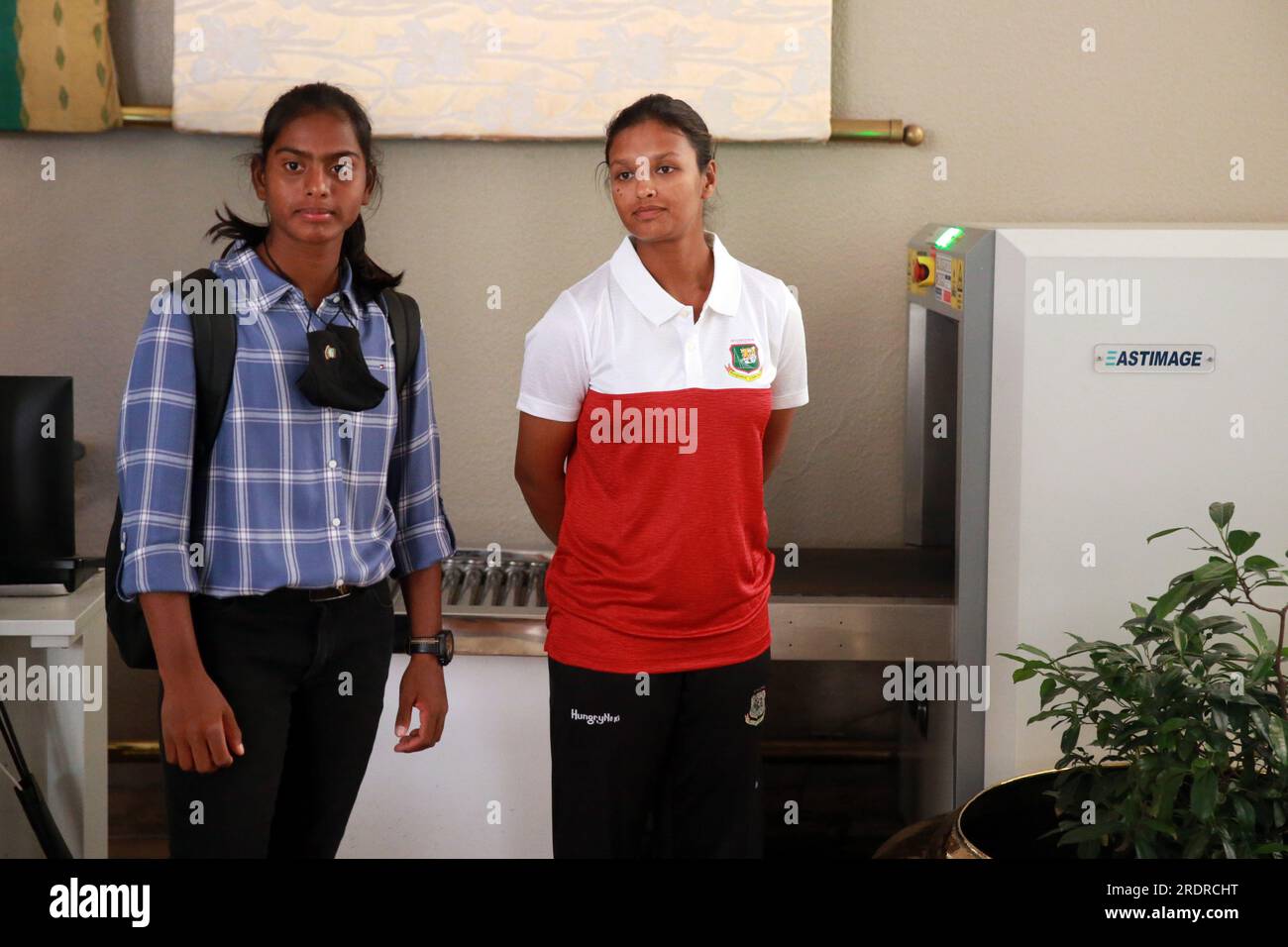 Marufa Akter (L) e Sobhana Mostary (R) nel ruolo del Bangladesh Women Cricket Team Leave Team Hotel come presidente del BCB Nazmul Hasan MP ha annunciato un bonus in denaro di Foto Stock