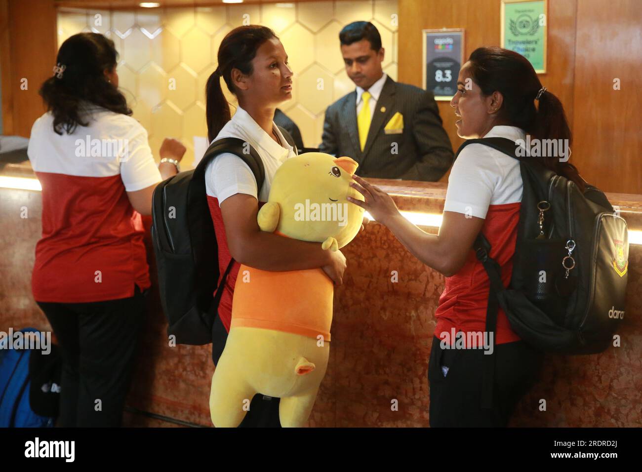 Il capitano Niger Sultana Joty (R) e Sobhana Mostar (L) durante il Bangladesh Women Cricket Team lasciano il Team Hotel come annunciano il presidente del BCB Nazmul Hasan Foto Stock