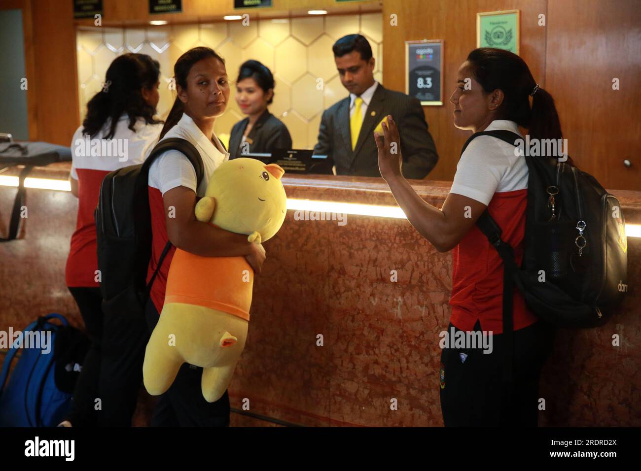 Il capitano Niger Sultana Joty (R) e Sobhana Mostar (L) durante il Bangladesh Women Cricket Team lasciano il Team Hotel come annunciano il presidente del BCB Nazmul Hasan Foto Stock