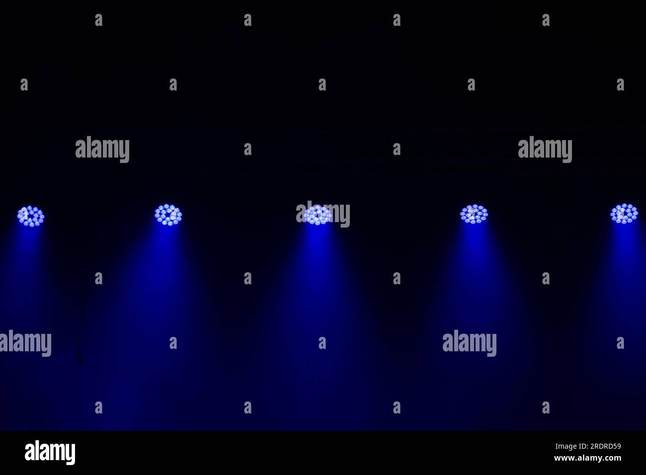 Catalao, Goias, Brasile – 7 luglio 2023: Set di luci di scena in un teatro. Apparecchiature di illuminazione con luci di colore blu e bianco. Foto Stock