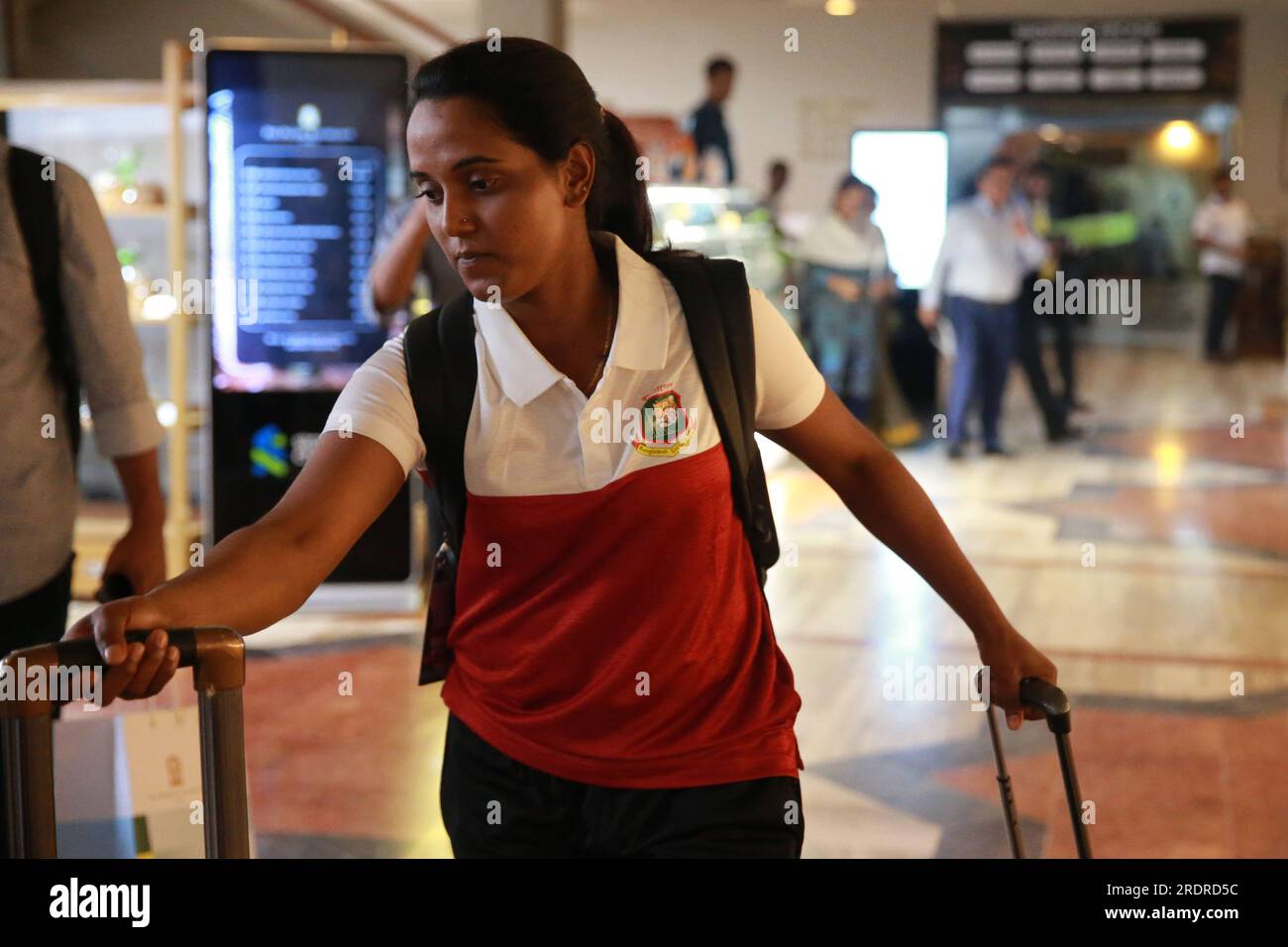 Niger Sultana Joty capitano del Banladesh Women Team lascia l'hotel come presidente del BCB Nazmul Hasan MP ha annunciato un bonus in denaro di 35 TK per loro su Sunda Foto Stock