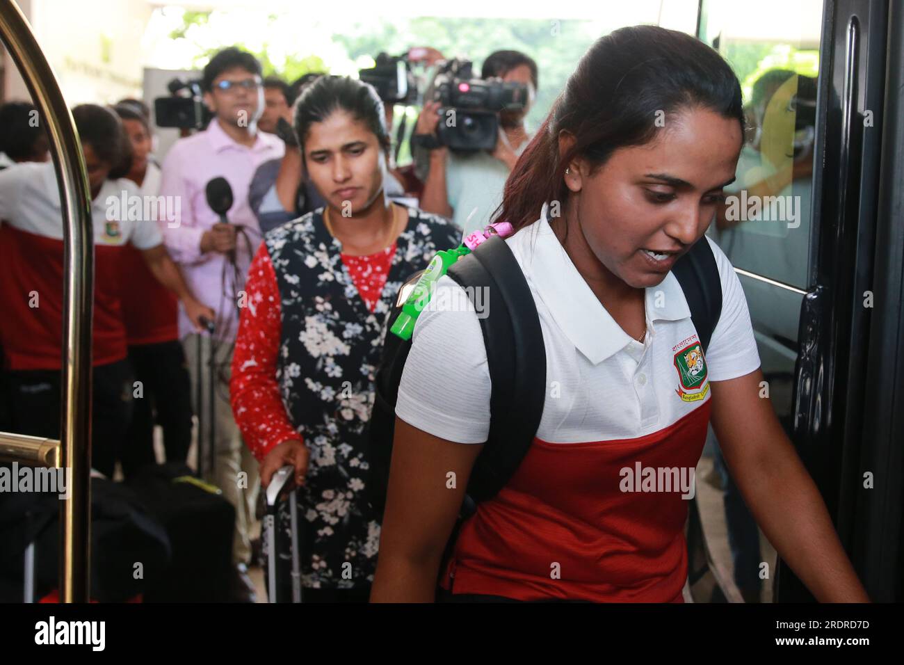 Niger Sultana Joty capitano del Banladesh Women Team lascia l'hotel come presidente del BCB Nazmul Hasan MP ha annunciato un bonus in denaro di 35 TK per loro su Sunda Foto Stock