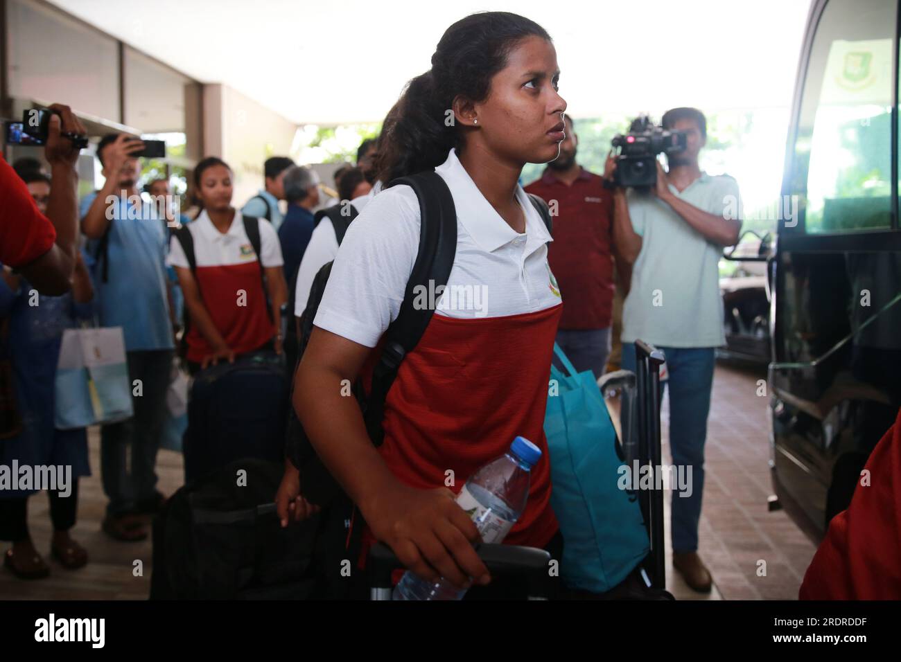 Shamima Sultana durante il Bangladesh Women Cricket Team Leave Team Hotel come presidente del BCB Nazmul Hasan MP ha annunciato un bonus in denaro di 35 TK lakh per loro o Foto Stock