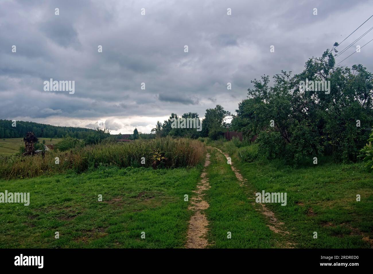 strada sterrata attraverso il villaggio, in estate Foto Stock