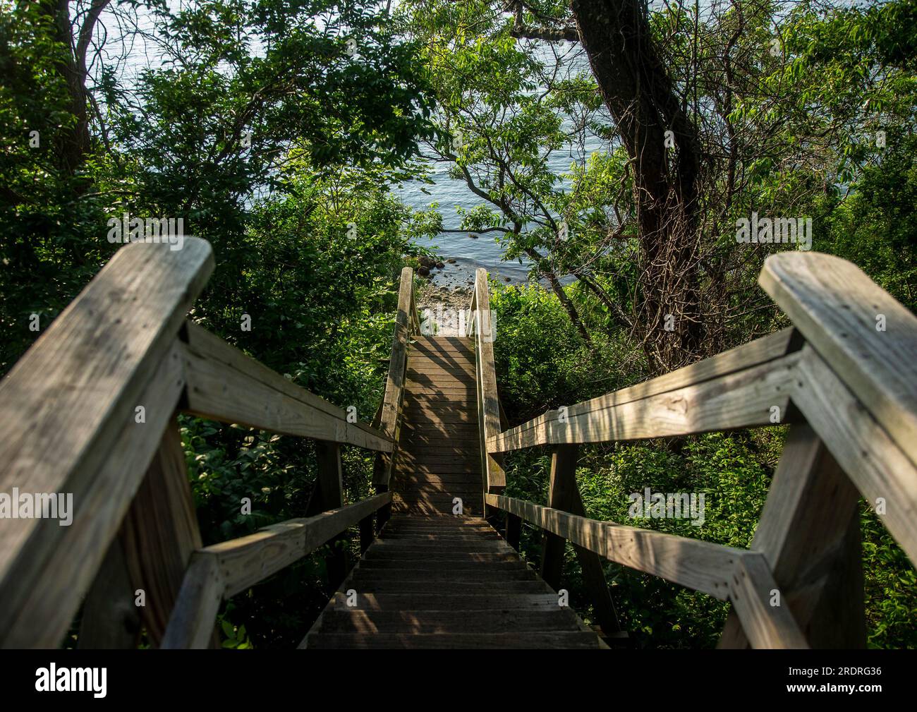 Una ripida scalinata che conduce ad una spiaggia sul Long Island Sound Foto Stock