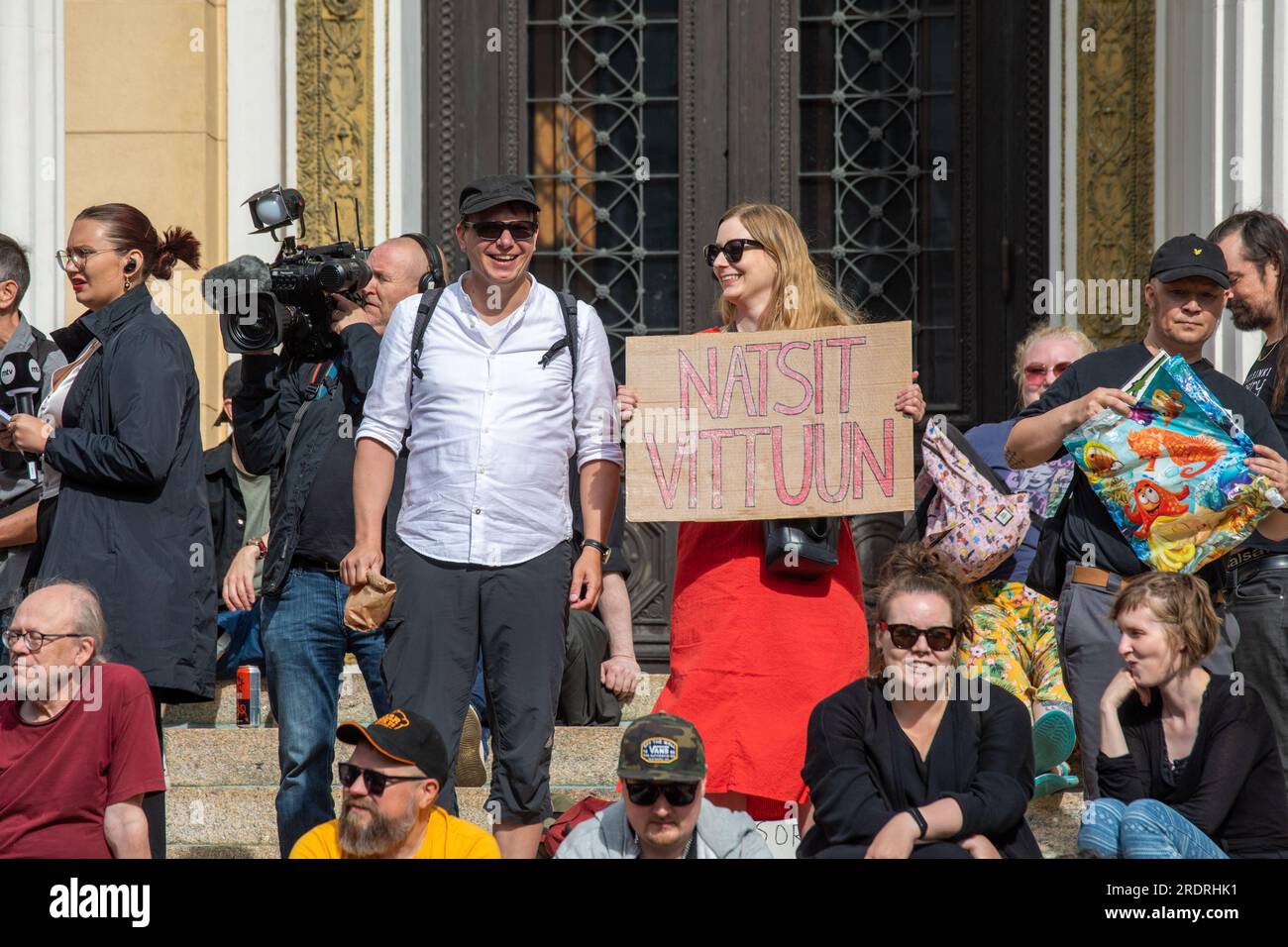 Natsit vittuun. Manifestante con un cartello di cartone davanti a Säätytalo davanti a Nollatoleranssi! Manifestazione contro il razzismo a Helsinki, Finlandia. Foto Stock