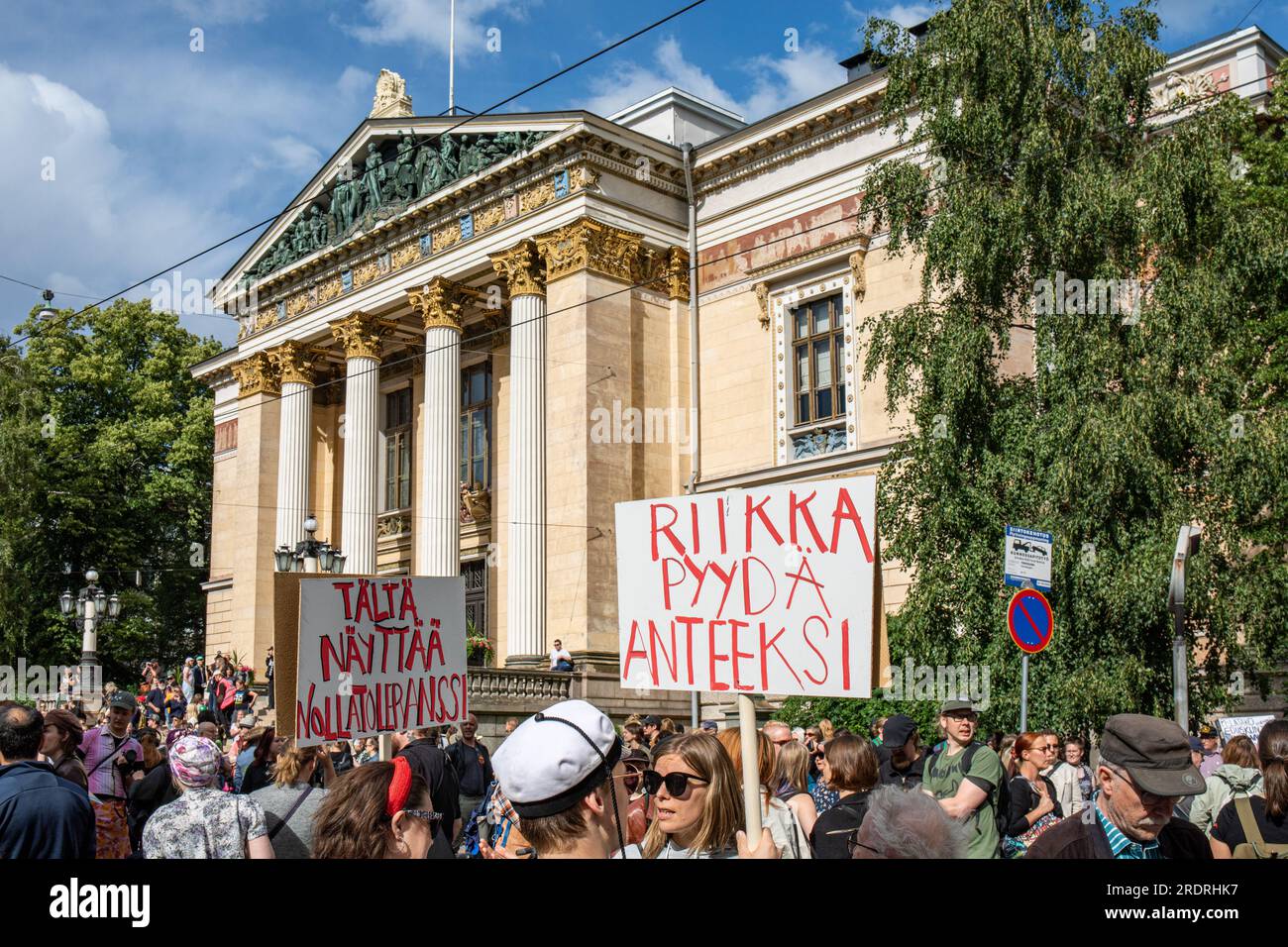 Riikka pyydä anteeksi. Manifestante riunito davanti a Säätytalo davanti a Nollatoleranssi! manifestazione contro i ministri di estrema destra del governo. Foto Stock