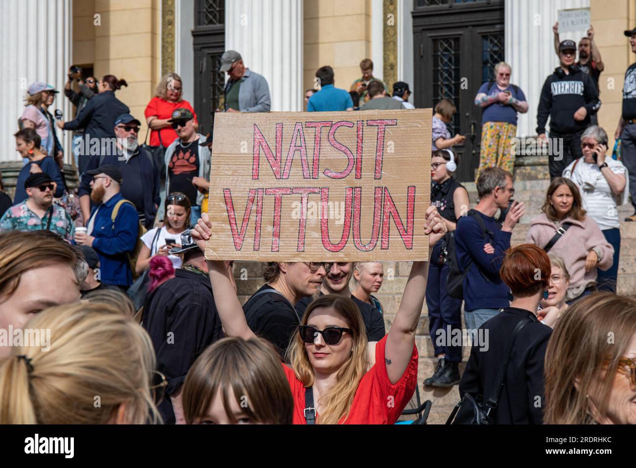 Natsit vittuun. Manifestante con un cartello di cartone al raduno davanti a Nollatoleranssi! Manifestazione di fronte a Säätytalo a Helsinki, Finlandia. Foto Stock