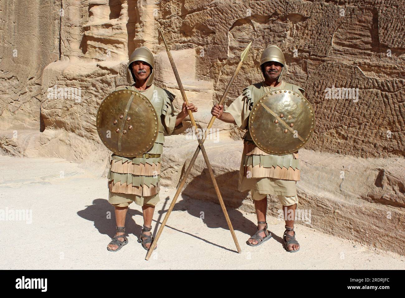 Uomini giordani vestiti da guardie Nabatee all'ingresso del Siq, Petra, Giordania Foto Stock