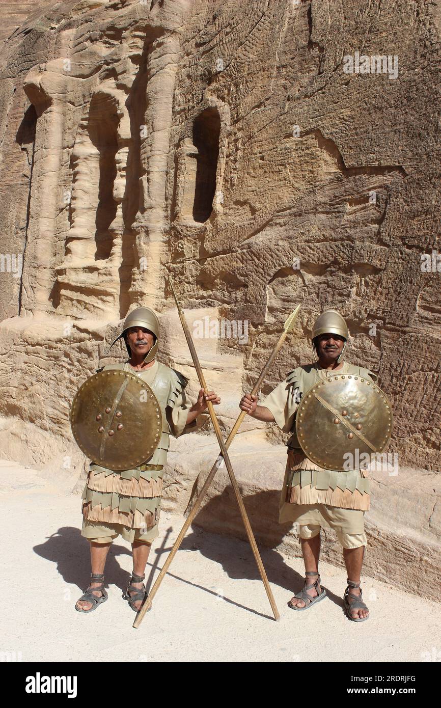 Uomini giordani vestiti da guardie Nabatee all'ingresso del Siq, Petra, Giordania Foto Stock