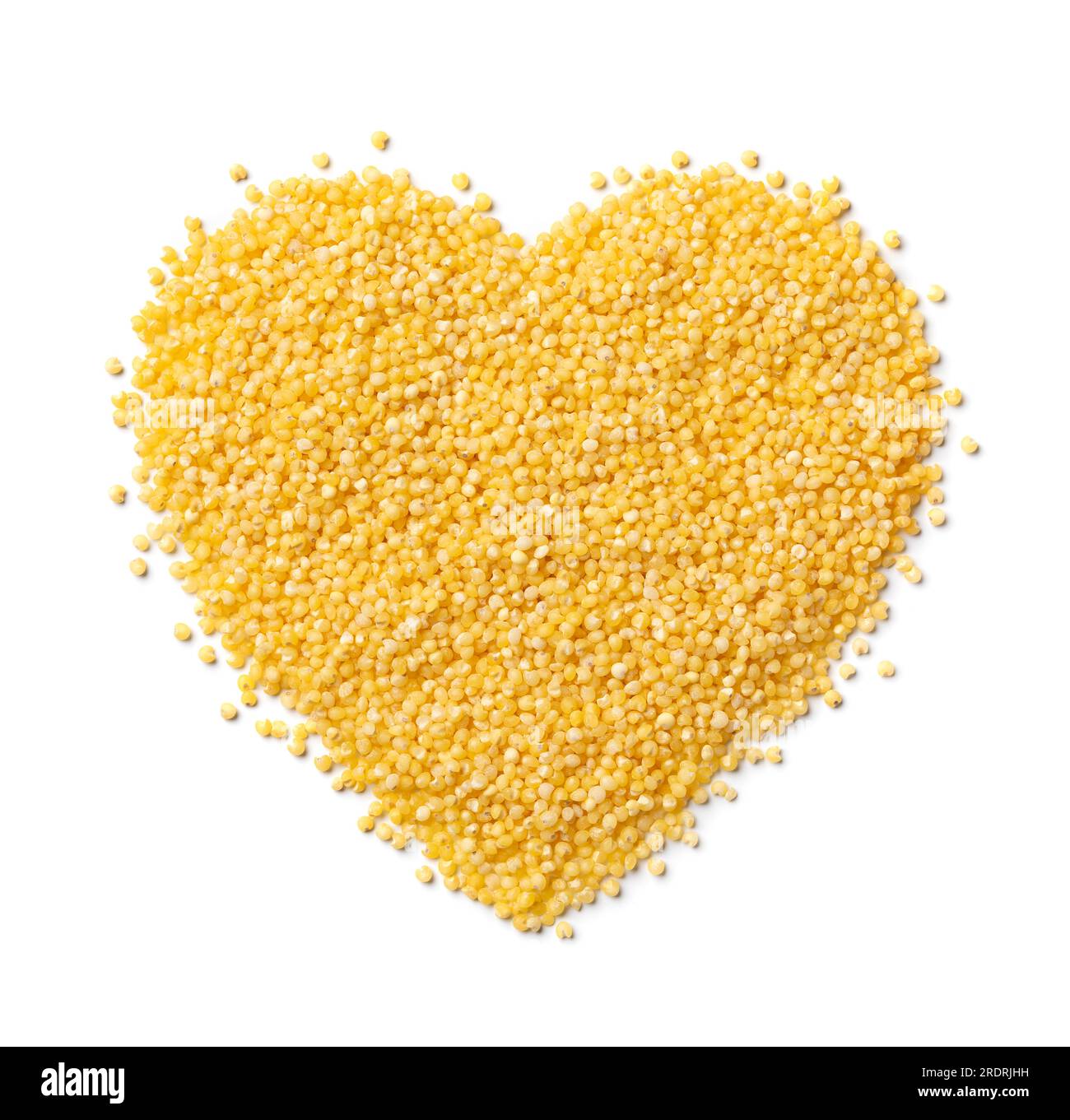 Miglio giallo secco grezzo a forma di cuore isolato su sfondo bianco da vicino Foto Stock