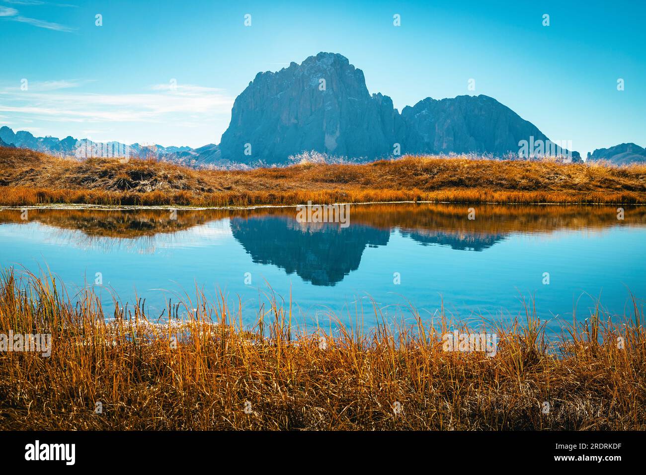 Piccolo lago alpino nel gruppo montano Puez-Odle, vicino alla stazione della funivia di Seceda, Dolomiti, Italia, Europa Foto Stock