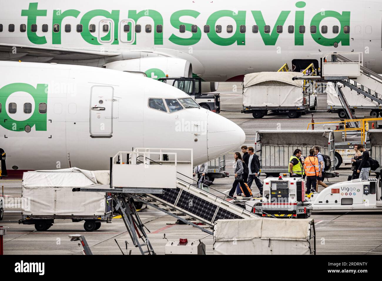 EINDHOVEN - i viaggiatori all'aeroporto di Eindhoven salgono a bordo di un aereo da Transavia a Rodi. Transavia continuerà a volare verso l'isola greca per il momento. La compagnia aerea, tuttavia, si tiene in contatto con le autorità per monitorare la sicurezza. Gli incendi infuriano nel sud di Rodi. ANP ROB ENGELAAR netherlands Out - belgium Out Foto Stock